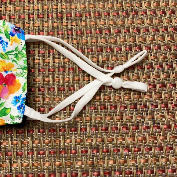 Beautiful Spring Flower Print Face Mask - Picture 5 of 5